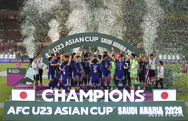 [제다=신화/뉴시스] 일본 U23 축구대표팀이 24일(현지 시간) 사우디아라비아 제다의 프린스 압둘라 알 파이살 스포츠시티에서 열린 2026 아시아축구연맹(AFC) 23세 이하(U23) 아시안컵 정상에 올라 트로피를 들고 환호하고 있다. 일본은 결승전에서 중국을 4-0으로 완파하고 2연패를 달성했다. 2026.01.25.