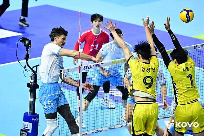 [서울=뉴시스] 남자 프로배구 대한항공 러셀이 31일 인천계양체육관에서 열린 진에어 2025~2026 V-리그 남자부 KB손해보험과의 경기에서 공격을 시도하고 있다. (사진=KOVO 제공) 2026.01.31.