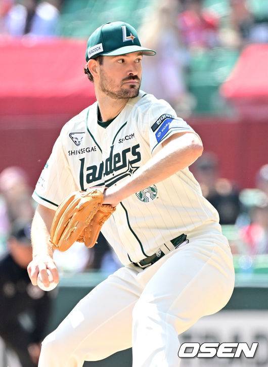 [OSEN=인천, 최규한 기자] 1회 SSG 선발 드류 앤더슨이 힘차게 공을 뿌리고 있다. 2025.04.20 / dreamer@osen.co.kr