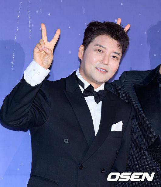 [OSEN=이대선 기자] 29일 오후 서울 마포구 MBC 미디어센터 공개홀에서 ‘2025 MBC 방송연예대상’ 레드카펫 행사가 열렸다.올해 MBC 방송연예대상 주인공은 유재석, 전현무, 기안84로 압축된다.MBC 방송연예대상은 29일 오후 8시 50분 MBC에서 생중계된다. 방송인 전현무가 레드카펫을 밟고 있다. 2025.12.29 /sunday@osen.co.kr