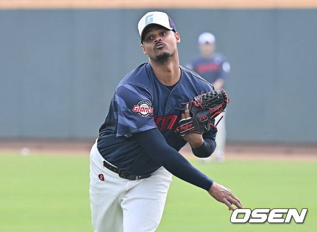 [OSEN=타이난(대만) , 이석우 기자] 프로야구 롯데 자이언츠가 31일(한국시간) 대만 타이난 아시아-태평양 국제야구센터에 스프링캠프를 차리고 구슬땀을 흘렸다.김태형 감독 등&nbsp;코치진과 투수&nbsp;20명,&nbsp;포수&nbsp;5명,&nbsp;내야수&nbsp;9명,&nbsp;외야수&nbsp;7명 등 총&nbsp;41명의 선수단이 1월 20일까지 1차 캠프에서 체력 강화와 기술 훈련을 치른 뒤 21일부터 3월 5일까지 일본 미야자키로 옮겨 2차 캠프에서 구춘리그에 참가해 실전 감각을 점검한다.롯데 새 외국인 선수 로드리게스가 투구 훈련을 하고 있다. 2026.01.31 / foto0307@osen.co.kr