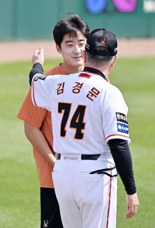 [OSEN=대전, 민경훈 기자] 25일 대전 중구 한화생명이글스파크에서 ‘2024 신한 SOL Bank KBO리그’ 한화 이글스와 두산 베어스의 경기가 열릴 예정인 가운데 경기 전 그라운드 위에서 훈련이 진행되고 있다.이날 홈팀 한화는 와이스, 원정팀 롯데는 최원준을 선발로 내세운다.한화 김경문 감독이 장지수와 즐겁게 얘기를 나누고 있다. 2024.06.25 / rumi@osen.co.kr