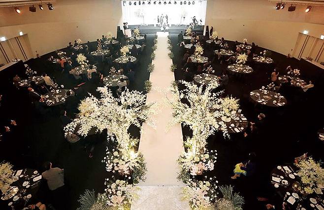 예비부부는 물론 하객들에게도 경제적 부담이 전가되고 있다. 연합뉴스