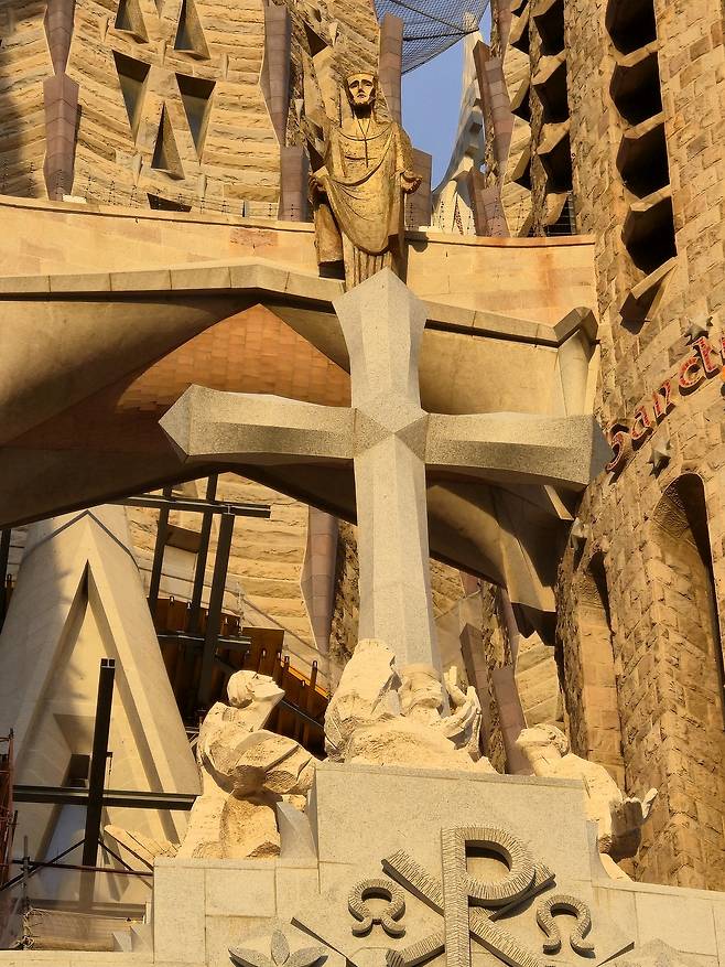 수난의 파사드 부활한 예수.