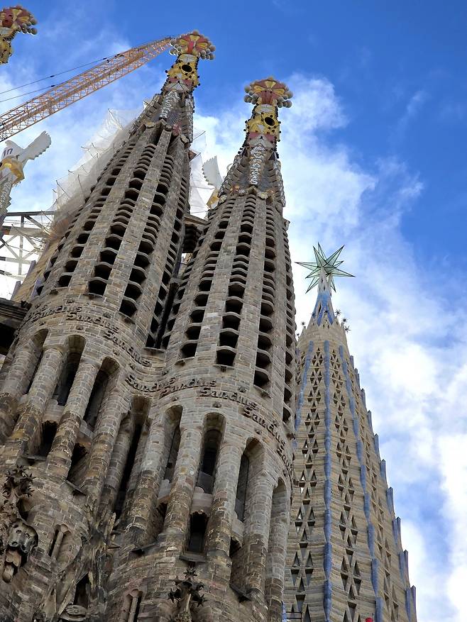 동쪽 탄생의 파사드와 성모 마리아탑