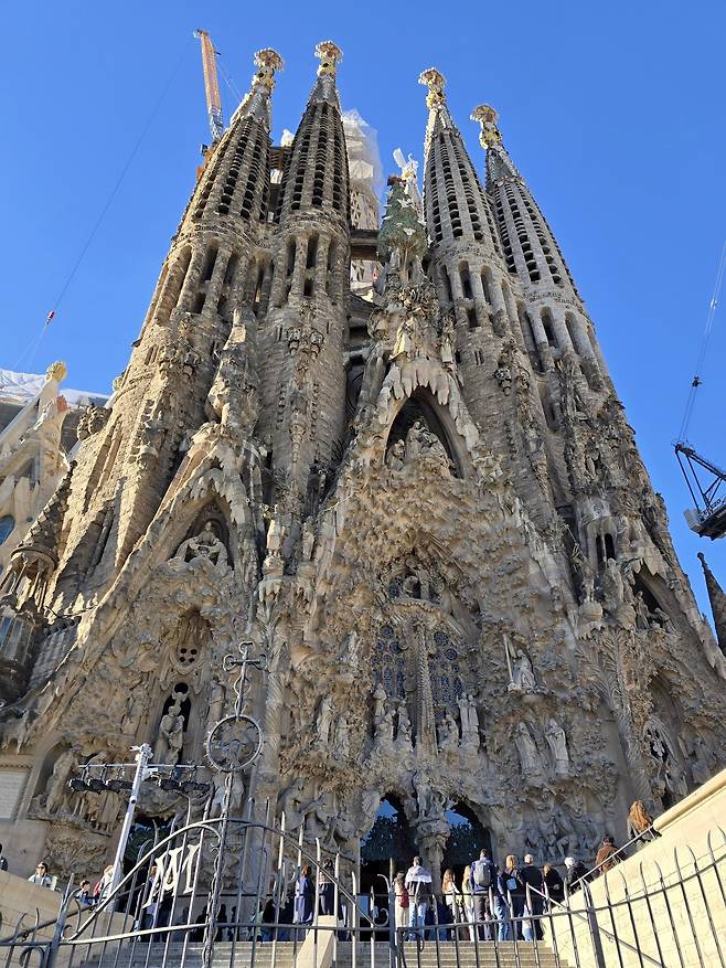 가우디 생전에 지어진 사그라다 파밀리아 탄생의 파사드.
