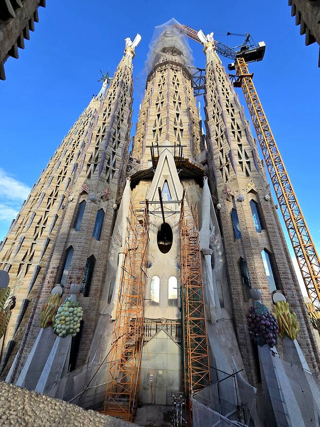 마무리 공사중인 중앙 예수탑.