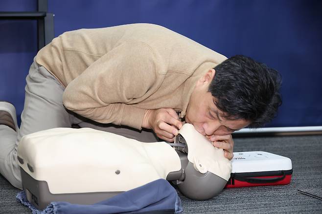 이창희 남서울대 응급구조학과 교수가 지난 29일 충북 청주 질병관리청에서 최신 개정 사항을 반영한 2025년 한국 심폐소생술 가이드라인에 따라 심폐소생술을 시연하고 있다. 청주=뉴시스
