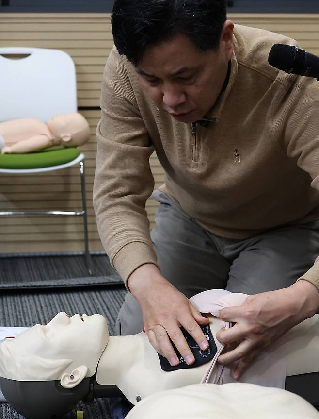 이창희 남서울대 응급구조학과 교수가 지난 29일 충북 청주 질병관리청에서 최신 개정 사항을 반영한 2025년 한국 심폐소생술 가이드라인에 따라 심폐소생술을 시연하고 있다. 여성의 경우에는 브래지어 등 속옷을 제거하지 않고 자동심장충격기를 사용하는 방안 등이 포함돼 있다. 청주=뉴시스