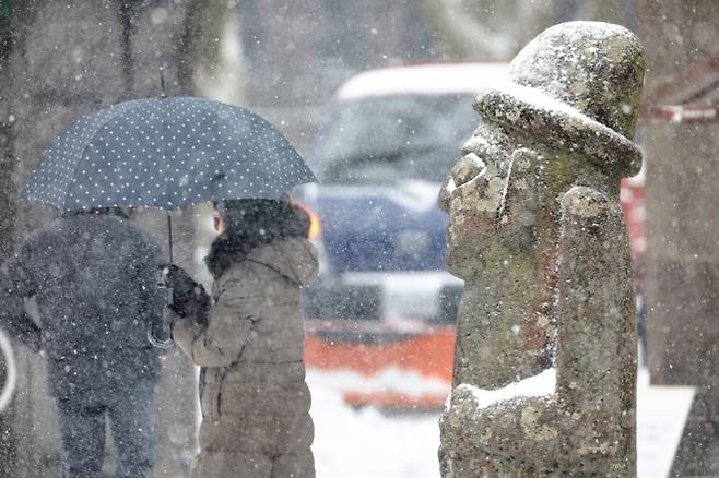 제주도 산지에 대설특보가 내려진 22일 오전 제주시 조천읍 교래리 산굼부리 입구에 폭설이 쏟아지고 있다. 2026.1.22 연합뉴스
