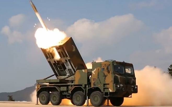 우리나라 육군이 운용 중인 다연장로켓시스템 K239 천무가 전술미사일을 발사하고 있다. 천무는 130㎜·227㎜·239㎜ 유도 로켓과 전술지대지미사일(KTSSM)까지 운용할 수 있는 모듈형 장거리 정밀타격 체계다. 국방부·한화에어로스페이스 제공