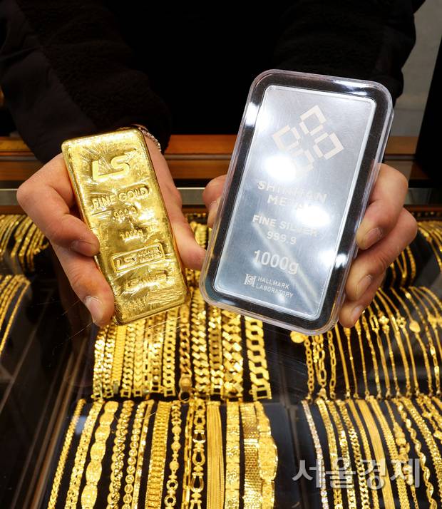 26일 서울 종로구의 한 금은방에 금·은 제품이 진열돼 있다. 이날 국제 금값이 사상 처음으로 온스당 5000달러를 돌파한 데 이어 은값도 사상 최초로 온스당 100달러(약 14만5000원)를 넘어섰다. 2026.01.28. 성형주 기자