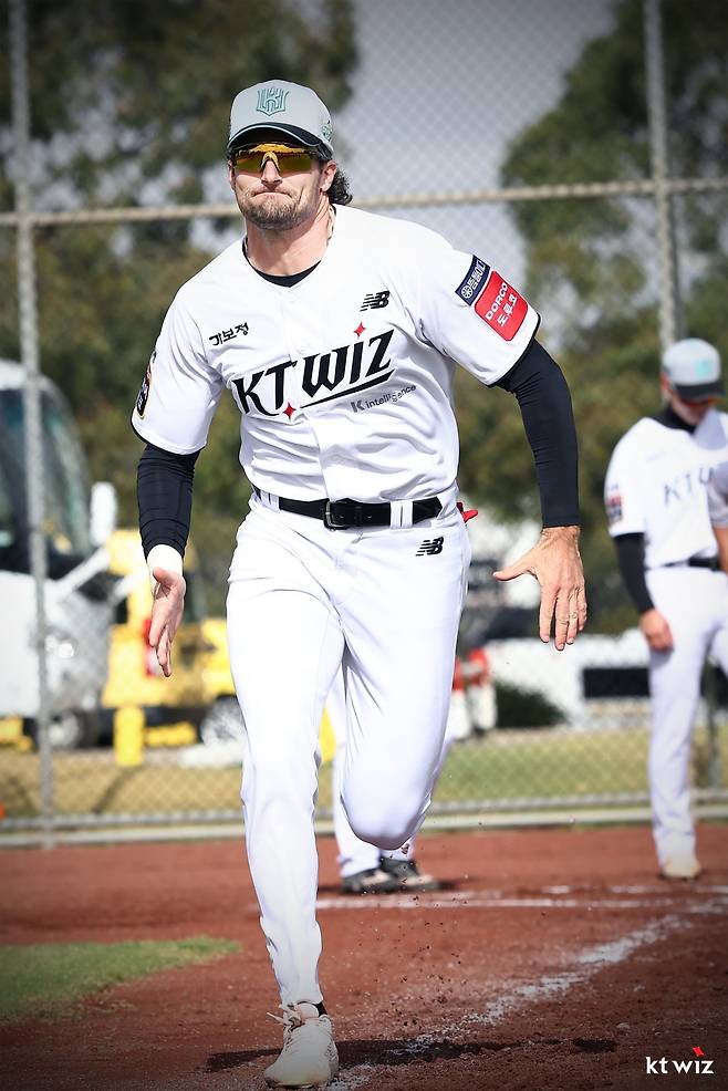 KT 외국인 타자 샘 힐리어드가 29일 호주 질롱 베이스볼 센터에서 열린 스프링캠프 도중 주루 훈련을 소화하고 있다. 사진제공｜KT 위즈