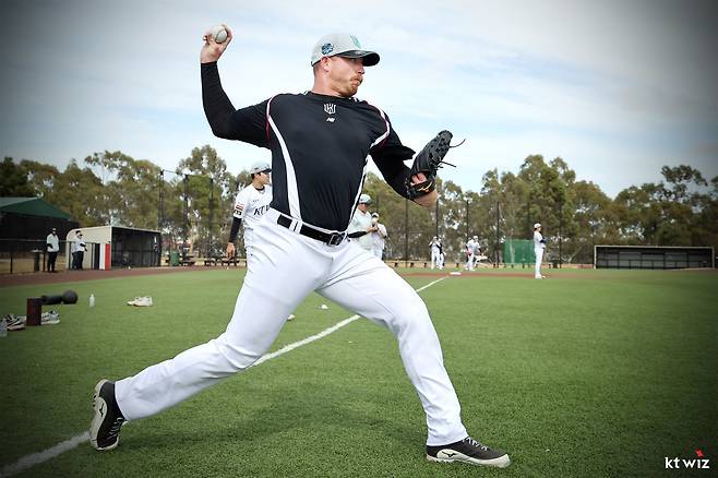 KT 외국인 투수 맷 사우어가 30일 호주 질롱 베이스볼 센터에서 열린 스프링캠프 도중 캐치볼로 몸을 풀고 있다. 사진제공｜KT 위즈