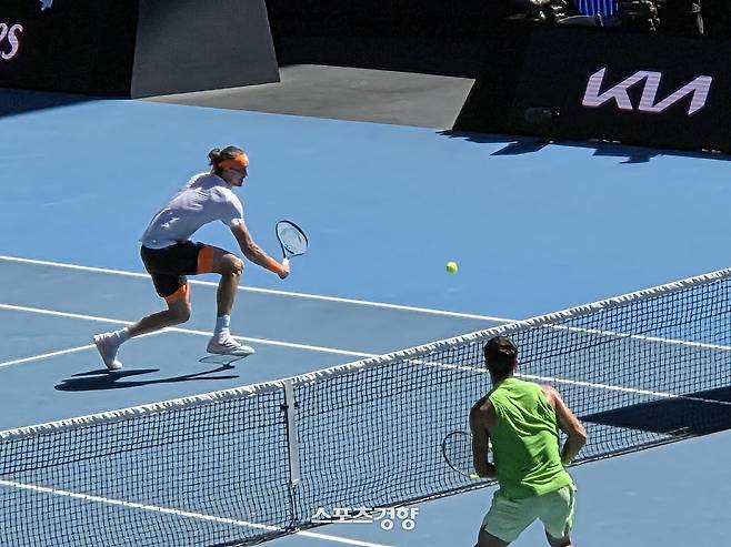 호주오픈 4강에서 알카라스와 네트 플레이를 펼치고 있는 즈베레프. 멜버른|박준용