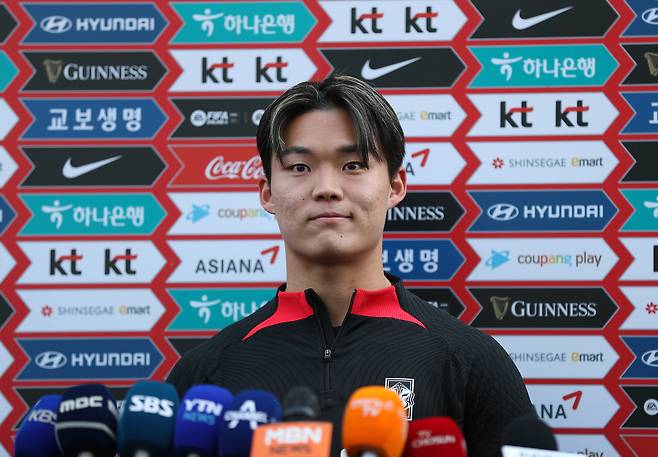 축구대표팀 오현규가 21일 오전 경기도 파주 NFC(축구대표팀 트레이닝센터)에서 열린 공식훈련에 앞서 취재진의 질문에 답하고 있다.  2023.3.21/정지윤 선임기자