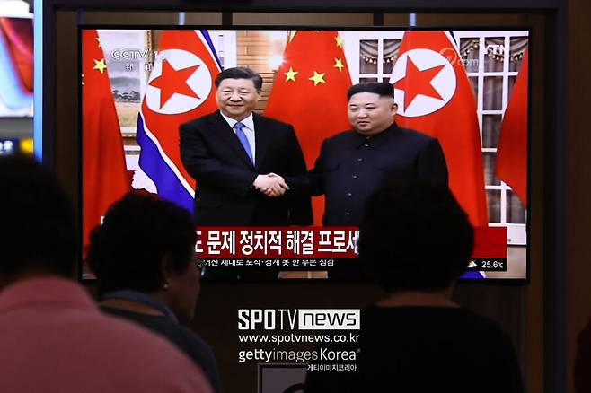 어디든 있는 맨유팬, 中 시진핑에 건넨 '맨유 승리볼' → 아스널팬 英 스타머 총리의 축구 외교…심지어 北에도 맨유 지지자 있다