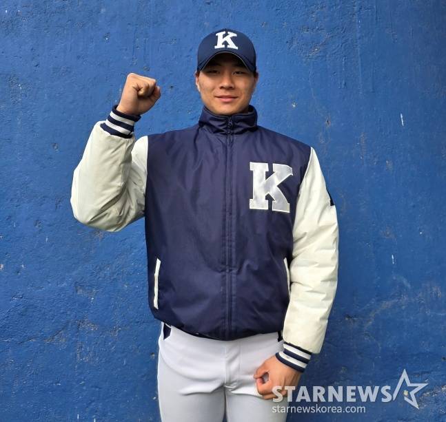경남고 이호민이 26일 경남고 운동장에서 스타뉴스의 사진 촬영에 응하고 있다. /사진=김동윤 기자