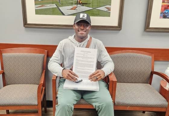 두산 베어스 입단 계약서에 직접 사인한 카메론의 모습. /사진=두산 베어스