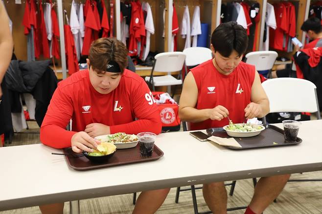 특식을 먹고 있는 SSG 선수단. /사진=SSG 랜더스 제공