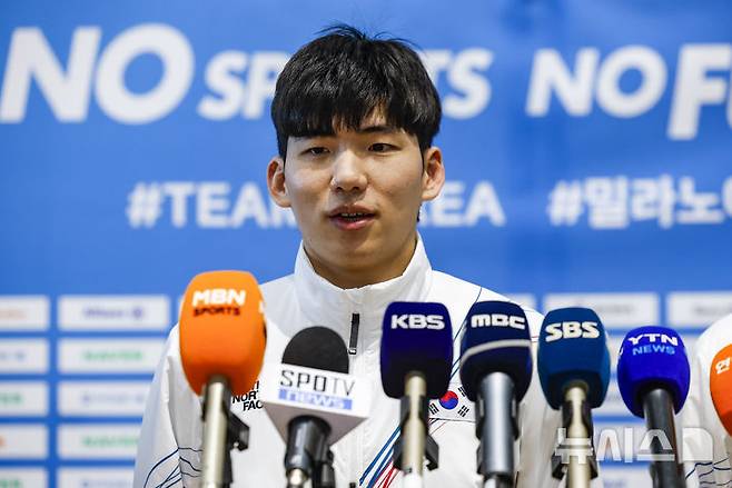 2026 밀라노·코르티나담페초 동계올림픽에 출전하는 정재원이 30일 인천국제공항 제2터미널을 통해 출국하기에 앞서 취재진 질문에 답하고 있다. /사진=뉴시스