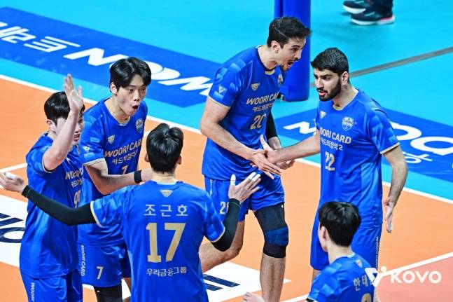 우리카드 선수단이 30일 서울 장충체육관에서 열린 진에어 2025~2026 V리그 정규리그 5라운드 홈 경기에서 삼성화재에 득점한 뒤 기뻐하고 있다. /사진=한국배구연맹 제공
