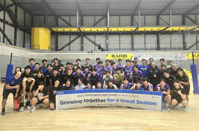 우리카드 선수단이 일본 전지훈련을 마치고 찍은 기념사진. /사진=우리카드 배구단 제공