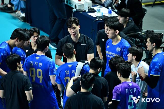 우리카드 박철우 감독대행(가운데)이 30일 서울 장충체육관에서 열린 진에어 2025~2026 V리그 정규리그 5라운드 삼성화재와 홈 경기에서 작전 지시를 하고 있다. /사진=한국배구연맹 제공