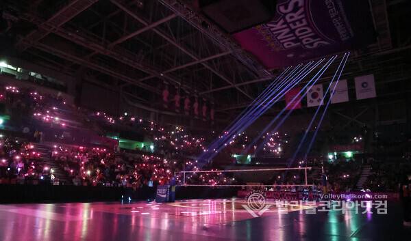 흥국생명, 2월 홈경기서 '백스테이지 도슨트 투어' 운영...선수단 락커룸·인터뷰실 공개하며 팬 체험형 콘텐츠 확대...사진은 흥국생명 미디어 파사드 운영 모습.[사진촬영=김경수 기자]