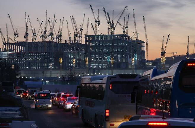 ▲ 용인시가 지난해 4월 원삼면 반도체 클러스터 공사 일대 임시숙소 대책을 내놓았지만 행정 절차가 원활히 이루어지지 않아 현장 인력의 주거 숙소 부족 우려가 커지고 있다. 용인 반도체 산업단지 주차장 인근 도로가 수원·안성·평택 등 타 지역에서 차량을 이용해 출근하는 인력이 몰려 정체되고 있다. /전광현 기자 maggie@incheonilbo.com