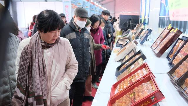 ▲ 영동곶감축제장의 판매부스가 방문객들로 북적이고 있다.