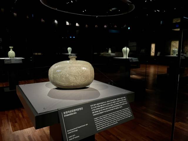 도자의 경우 하늘 빛을 닮은 청자와 흙의 숨결이 살아 있는 분청사기, 절제의 미덕을 담은 순백의 백자 등 14건 15점이 전시됐다. 이연정 기자