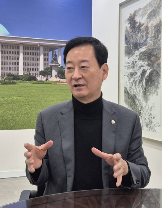 최은석 국회의원이 대구경제에 관해 설명하고 있다.