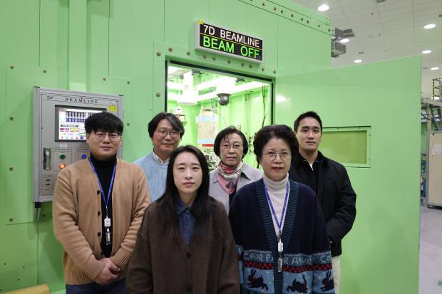 6가 크로뮴 분석용 규조토 분말 인증표준물질(CRM) 개발 연구진. 사진=포항가속기연구소 제공