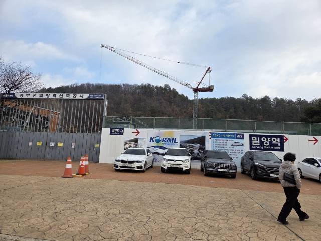 경부선 철도구간인 경남 밀양시 가곡동 밀양역 신축 공사장. 밀양역 신축은 준공기한이 당초 2025년 2월이었지만 1년이 넘도록 공사가 진행중이다.