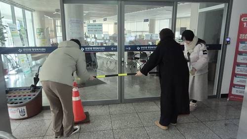 지난달 30일 낮 12시쯤 대구 중구 성내3동 행정복지센터. 센터 직원들이 민원실 점심시간 휴무제 시행에 따라 차단봉을 설치하고 있다. 조윤화 기자