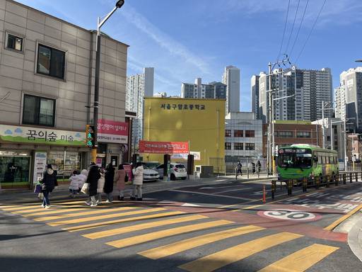 서울 관악구 봉천동 구암초등학교 앞에서 학부모와 아이들이 횡단보도를 건너고 있다. 인근 아파트는 우수한 학군과 생활 인프라를 갖춰 실거주 수요가 두드러진다. /성채리 인턴기자