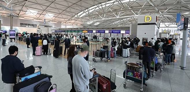 ▲인천국제공항 제1여객터미널에서 출국 수속 중인 해외 여행객들.