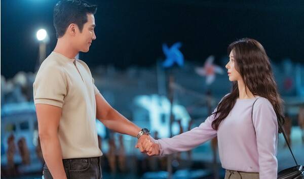 '스프링 피버' 안보현-이주빈, 이제부터 공개연애? 길가서 손 잡고 꽁냥꽁냥