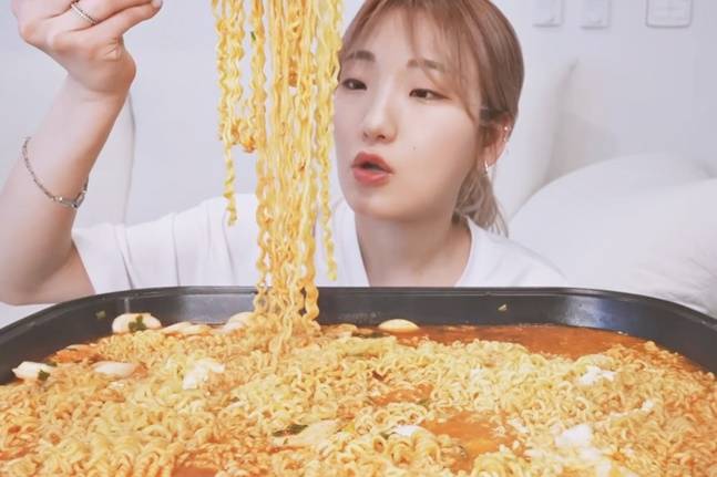 히밥이 이렇게 먹고 날씬한 이유는 운동의 생활화에 있다. 사진=히밥 유튜브 채널 캡처