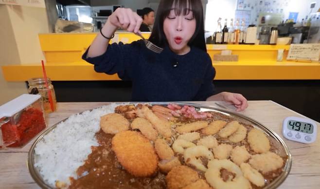 대형 접시에 담긴 카레와 튀김을 먹는 쯔양의 먹방 장면. 사진=쯔양 유튜브 채널 캡처