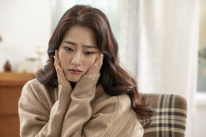 겨울밤에 피부를 과하게 만질수록 잔주름은 더 빨리 깊어진다. 사진=클립아트코리아