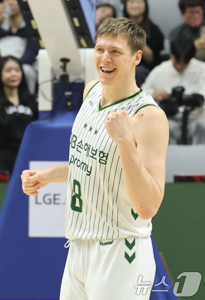 1일 오후 경기 수원KT소닉붐아레나에서 열린 2025-2026 LG전자 프로농구 수원 KT와 원주 DB의 경기에서 DB 헨리 엘런슨이 득점 후 세리머니를 하고 있다. 2026.2.1/뉴스1 ⓒ News1 이광호 기자