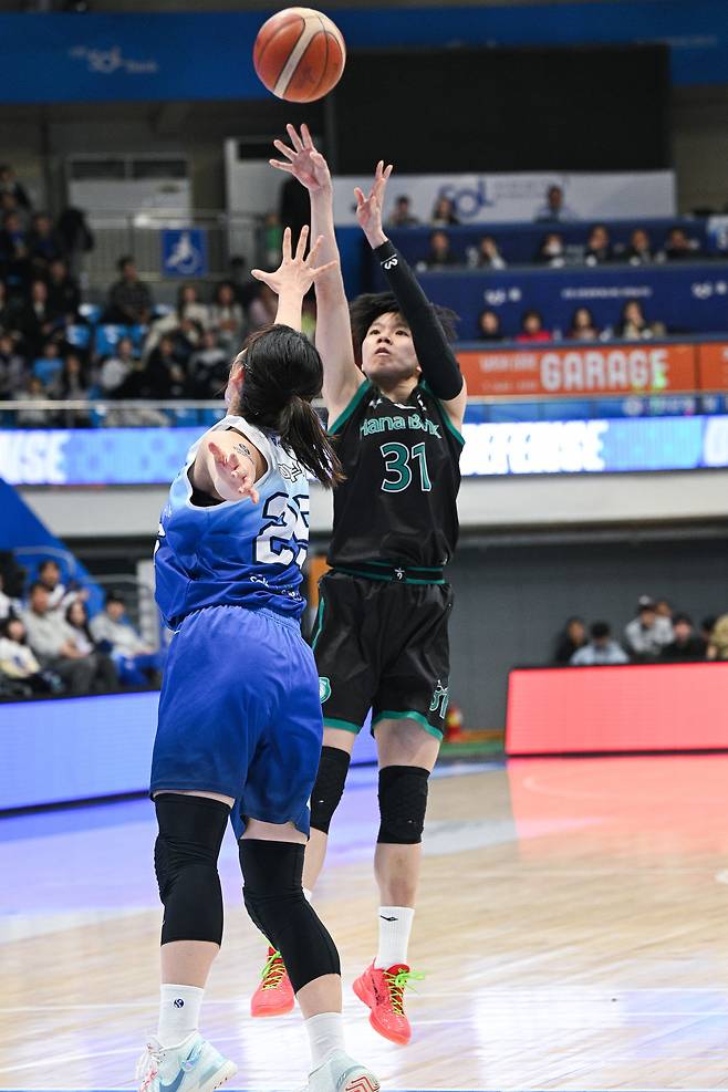 여자농구 하나은행 진안이 1일 신한은행과 경기에서 슛을 쏘고 있다.(WKBL 제공)