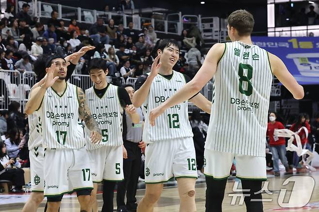 1일 오후 경기 수원KT소닉붐아레나에서 열린 2025-2026 LG전자 프로농구 수원 KT와 원주 DB의 경기에서 96대 89로 승리한 DB선수들이 기쁨을 나누고 있다. 2026.2.1/뉴스1 ⓒ News1 이광호 기자