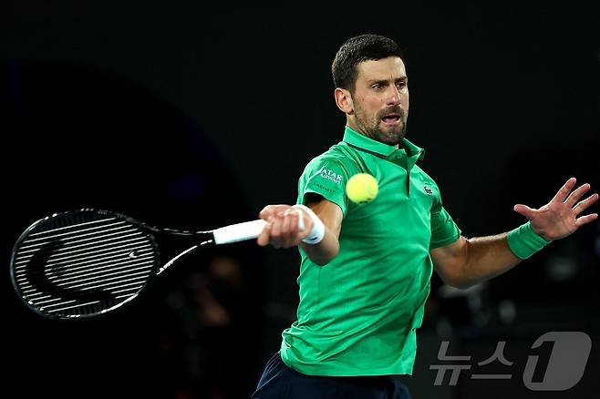 노박 조코비치(세르비아)가 1일 호주 멜버른에서 열린 호주오픈 테니스 대회 남자 단식 결승에서 카를로스 알카라스(스페인)를 상대로 경기를 펼치고 있다. ⓒ AFP=뉴스1