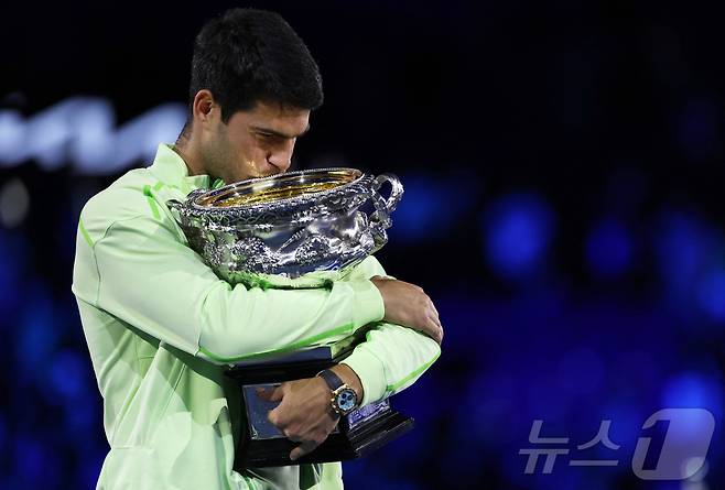 카를로스 알카라스(스페인)가 1일 호주 멜버른에서 열린 호주오픈 테니스 대회 남자 단식 결승에서 우승컵인 노먼 브룩스 챌린지컵을 안고 있다. ⓒ 로이터=뉴스1
