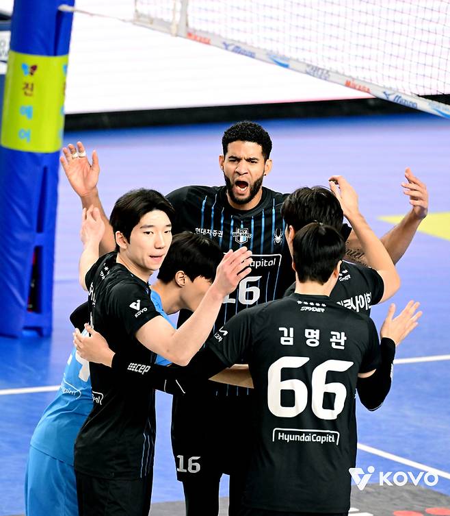 강력한 ‘삼각 편대’와 서브에 블로킹 15개…OK저축은행전 ‘열세’ 극복한 현대캐피탈, 2위 대한항공과 4점 차 선두[현장리뷰]