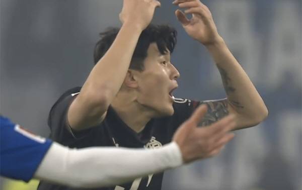 1일 함부르크전에서 경고를 받고 억울함을 토로하는 김민재. 중계화면 캡쳐
