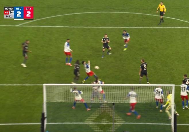 함부르크 페널티킥 반칙 의심 장면. 중계화면 캡쳐